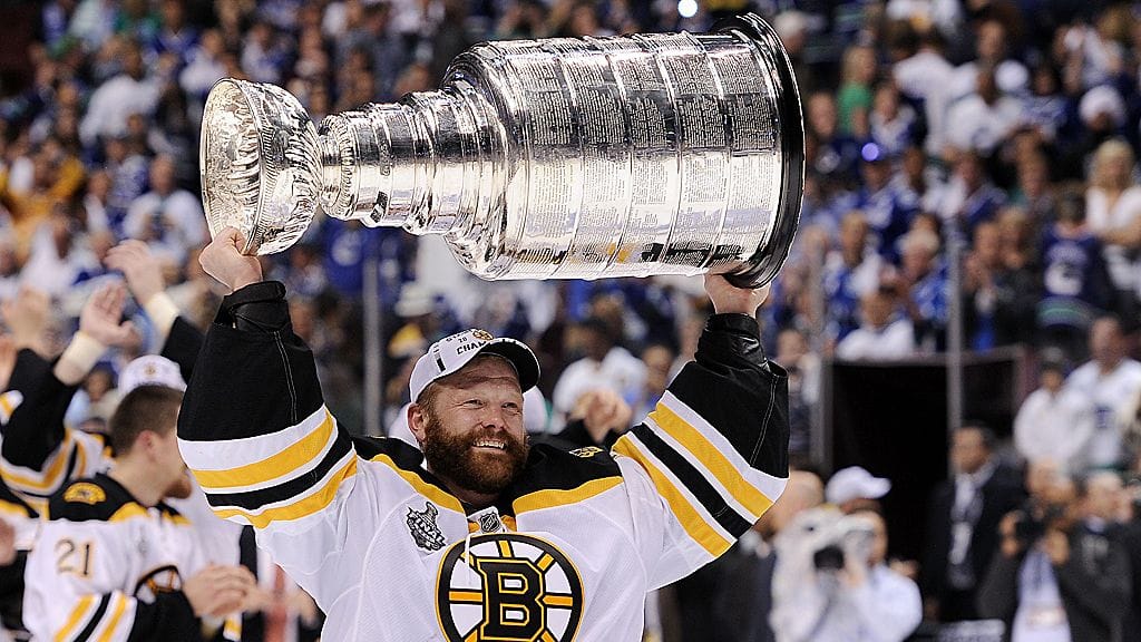 Maalivahti Tim Thomas ja Stanley Cup -pokaali.