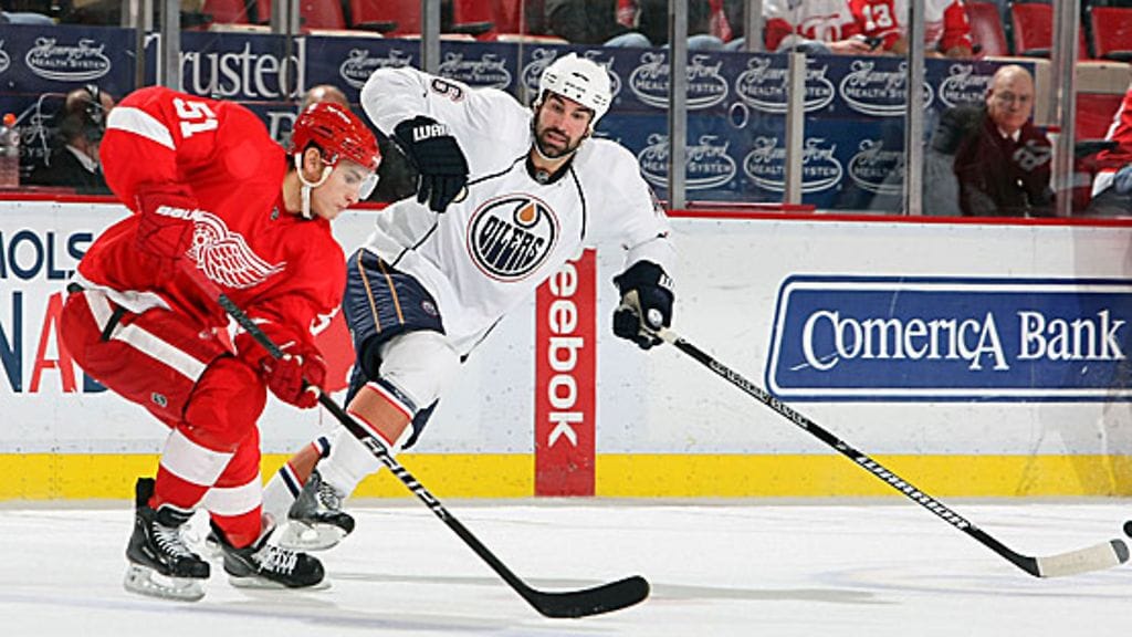 Valtteri Filppula ja Edmontonin Kurtis Foster.