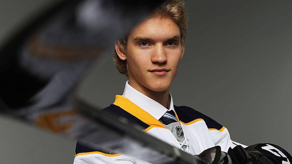 Armia poseerasi tulevassa pelipaidassaan.