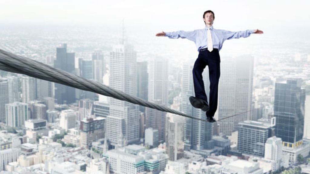 Tässä ollaan jo lähellä putoamista, joka on yksi yleisimmistä painajaisten aiheista. Kuvituskuva.