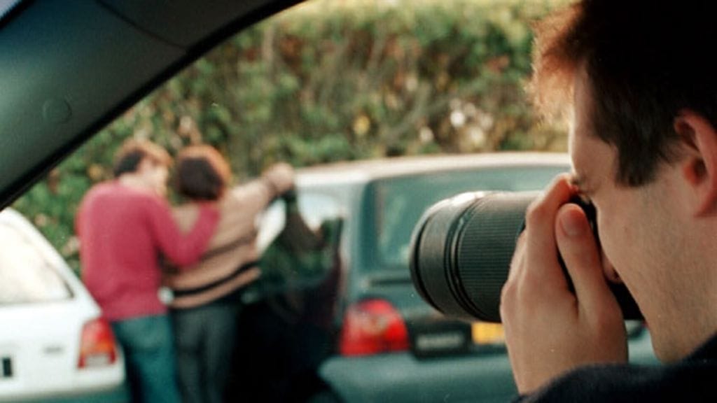 Epäily puolison uskottomuudesta voi ajaa palkkaamaan etsivän hänen kannoilleen. Kuvan henkilöt eivät liity juttuun.