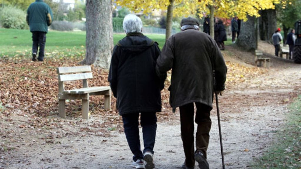 Eläkeläiset viihtyvät pienillä paikkakunnilla. Kuvituskuva.