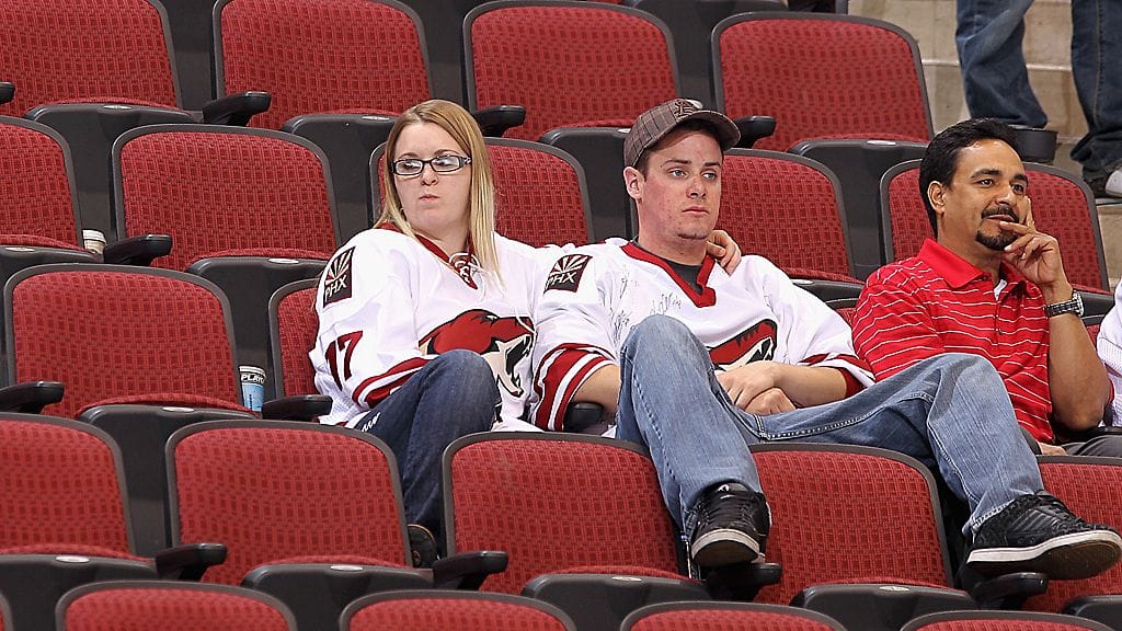 Coyotes-faneja Detroitille hävityn pudotuspelisarjan jälkeen.