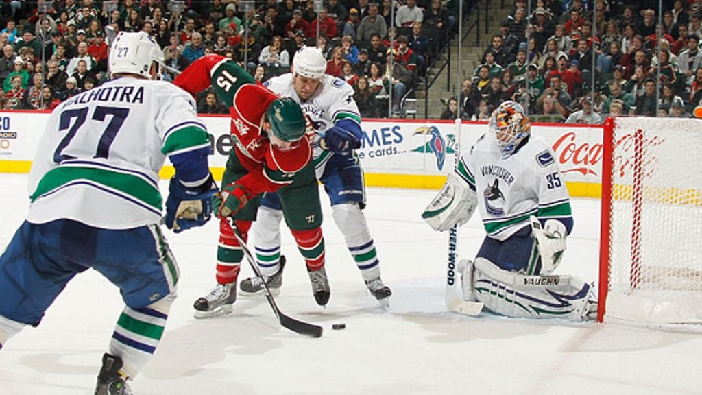 Sami Salo pitää Andrew Brunetten aisoissa.