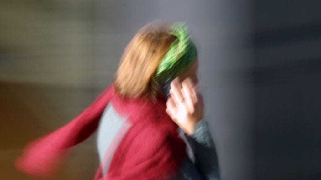 Matti Heikkilän mielestä suomalaisten ajanhallinta on pielessä: kännykkä otetaan mukaan lenkillekin. Kuvituskuva.