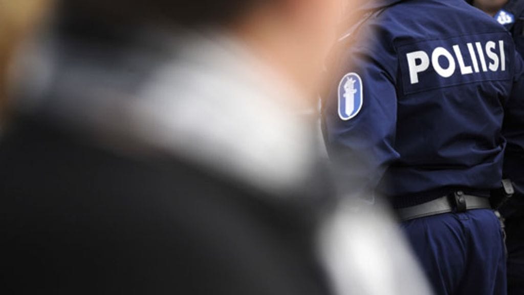 Pekka koki jäävänsä syrjään työyhteisöstä kouluttautumisensa myötä. Kuvituskuva.