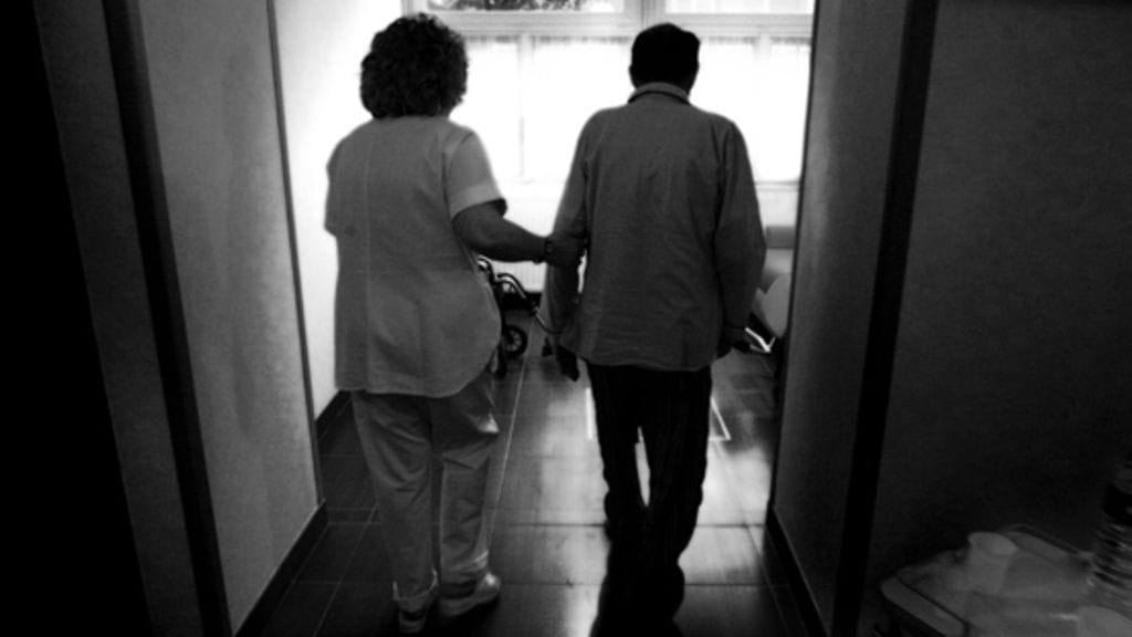 Moni lukija kertoi omaisensa kohdanneen huonoa kohtelua vanhustenhoidossa. Kuvituskuva.