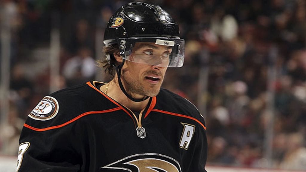 Teemu Selänne taituroi hattutempun.