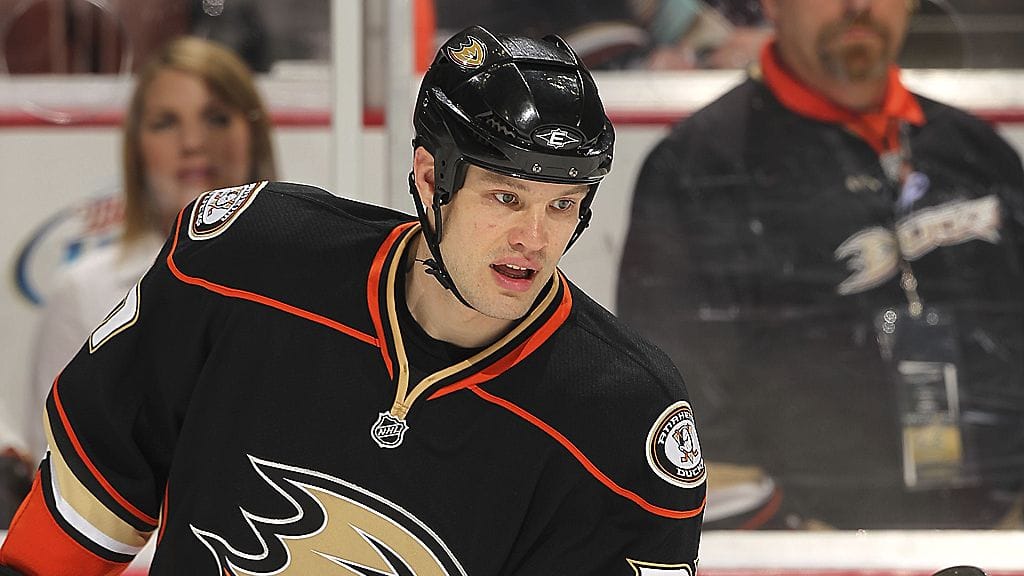 Jarkko Ruutu Anaheim Ducksin paidassa. Täksi kaudeksi paita vaihtuu Helsingin Jokereiden narripaitaan.