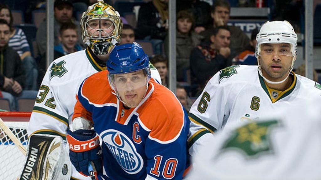 Kari Lehtonen kuikuilee kiekkoa Shawn Horcoffin yli.