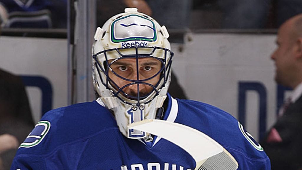 Vancouver Canucksin Roberto Luongo C-kirjain otsassaan. Kuva: Jeff Vinnick/GETTY.