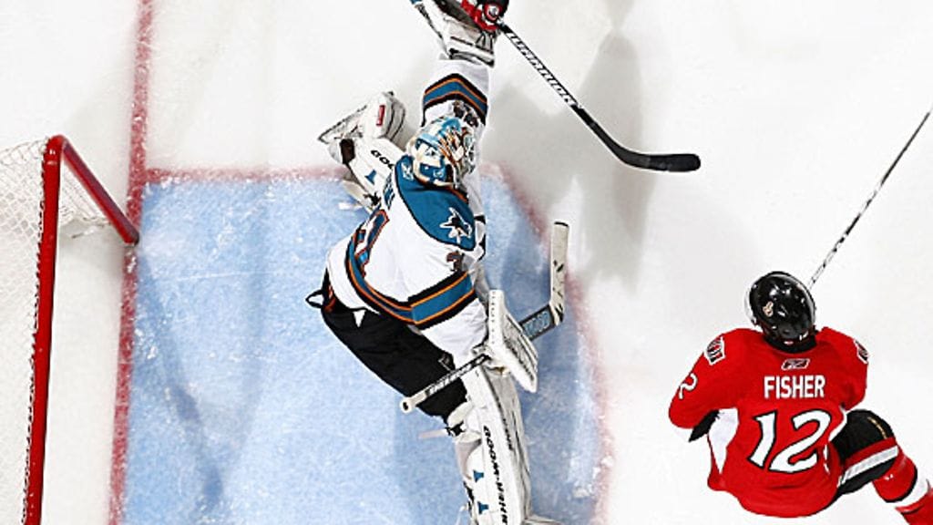 Antti Niemi koppaa laukauksen Mike Fisherin seuratessa vierestä.