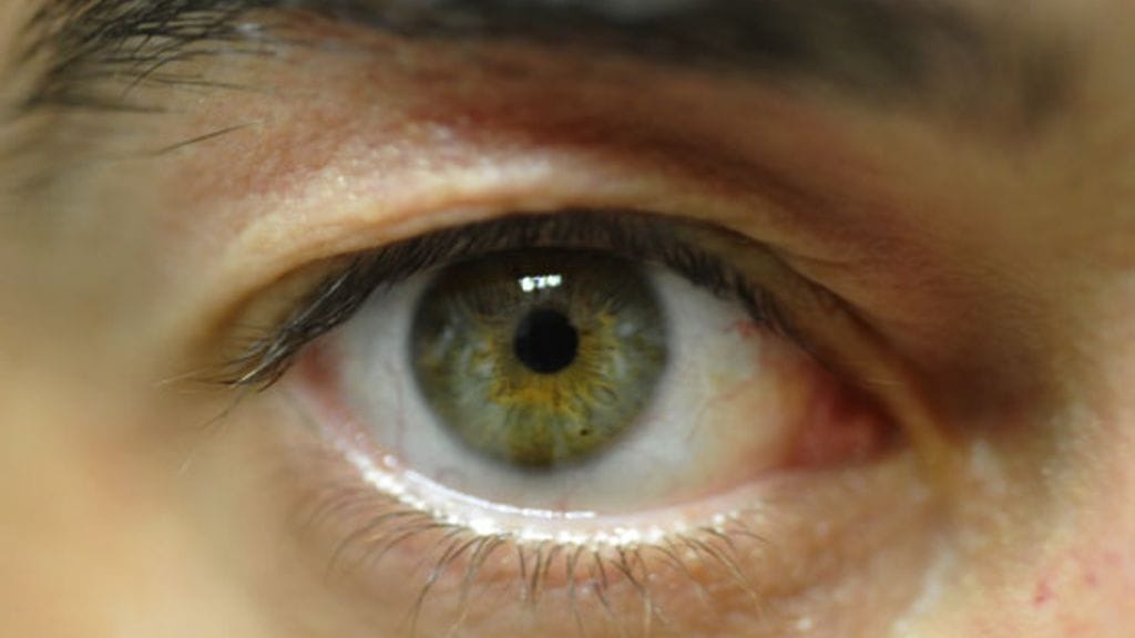 Mies näki jälleen, kun hänelle tehtiin hampaasta silmä.