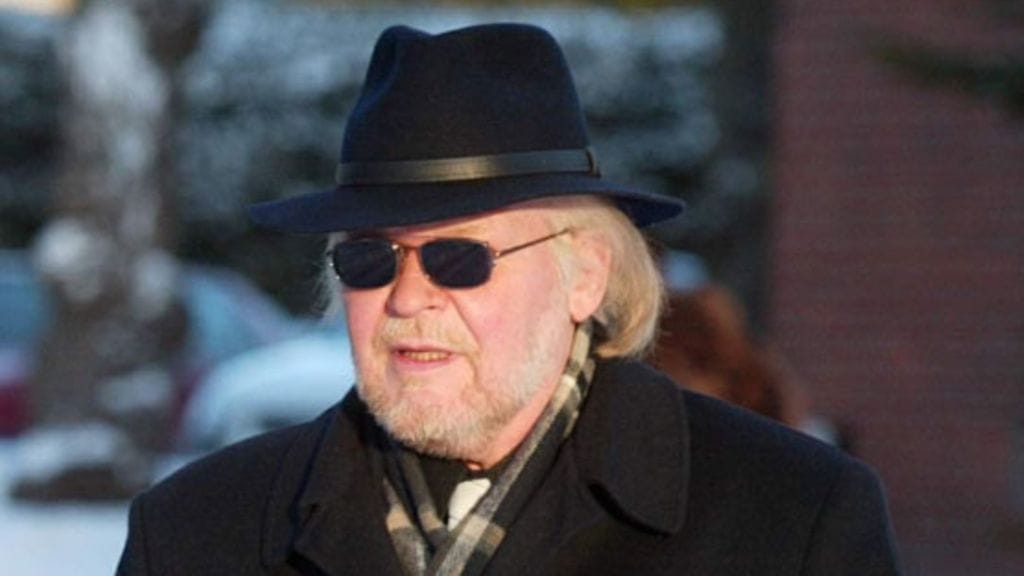 Kari Kuuva purki ystävien menettämisen kipua musiikkiin. Kuvassa Kuuva Armi Aavikon hautajaisissa vuonna 2002.