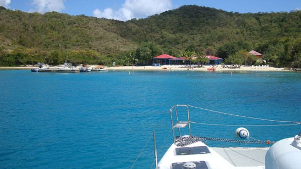 Purjehtus s/y Karibialla on jättiristeilijää tunnelmallisempi tapa tutustua Karibian maisemiin.