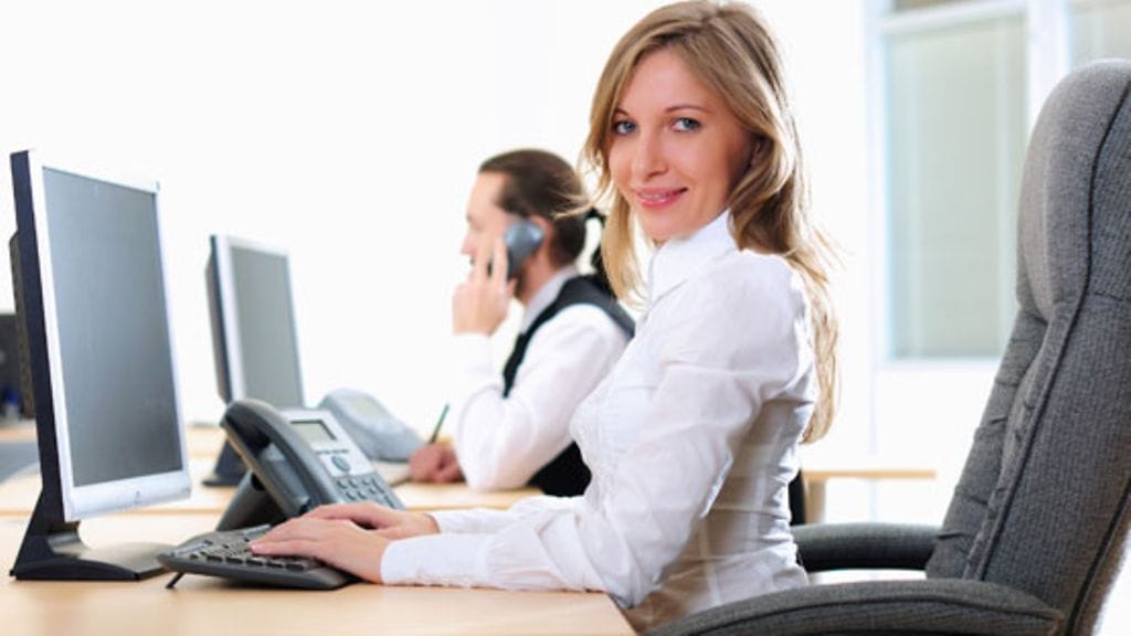 Työtuolilla rullailu ei tee hyvää polville.