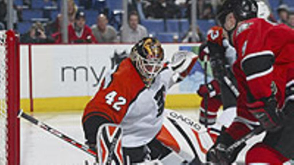 Robert Esche, Philadelphia, torjuu kiekon Buffalo-pelissä, Photo: Rick Stewart/Getty Images Sport