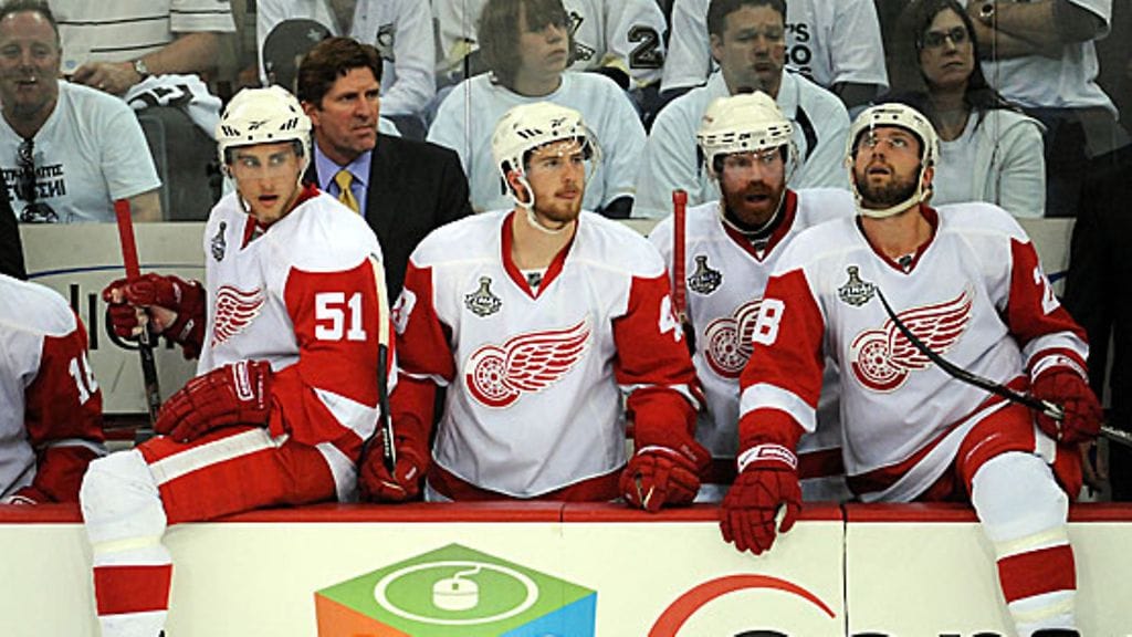 Valtteri Filppula ja Detroitin vaihtopenkki mietteliäänä, kuva: Harry How/Getty Images