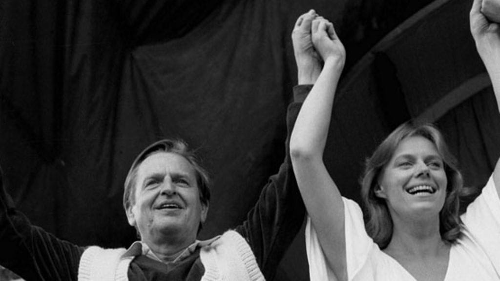 Olof Palme tuulettaa vaalikiertueellaan laulaja Arja Saijonmaan kanssa syyskuussa 1982.