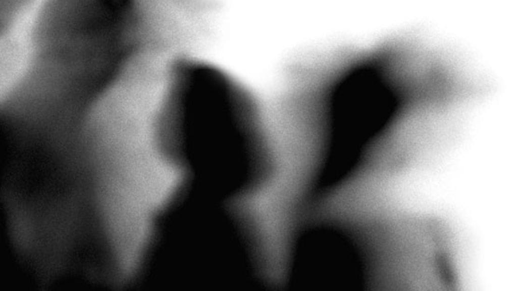 Maija kykenee näkemään enää vain hahmoja - kasvonpiirteet erottaa vasta aivan läheltä. Kuvituskuva.