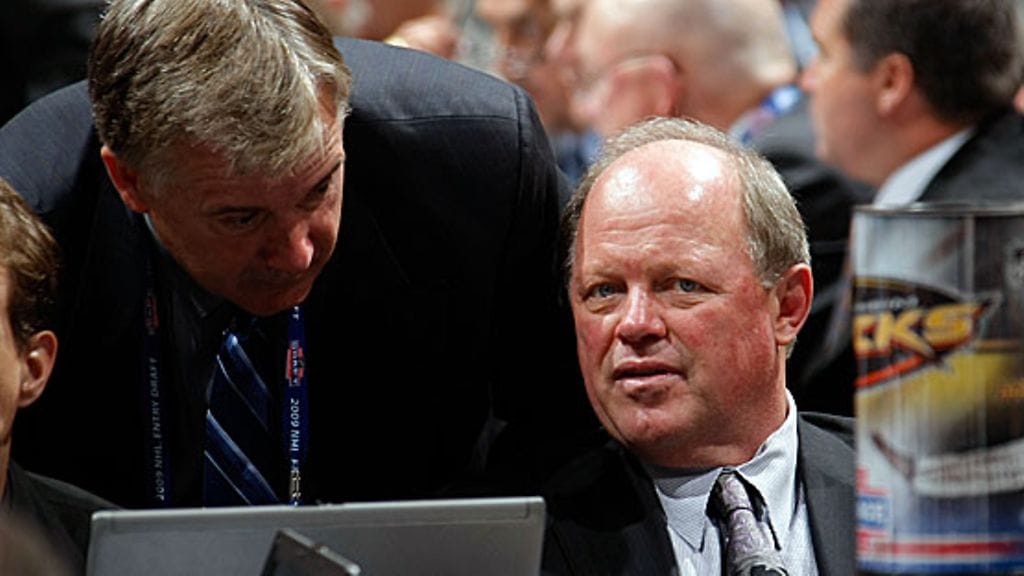 Anaheimin Bob Murray kuuntelee väliaikatietoja. Kuva: Dave Sandford/GETTY.