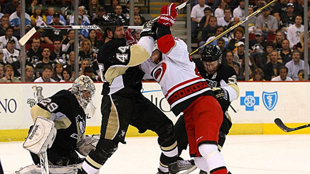 Eric Cole ja Brooks Orpik vääntävät Marc-Andre Fleuryn maalin edessä, kuva: Bruce Bennett/Getty Images