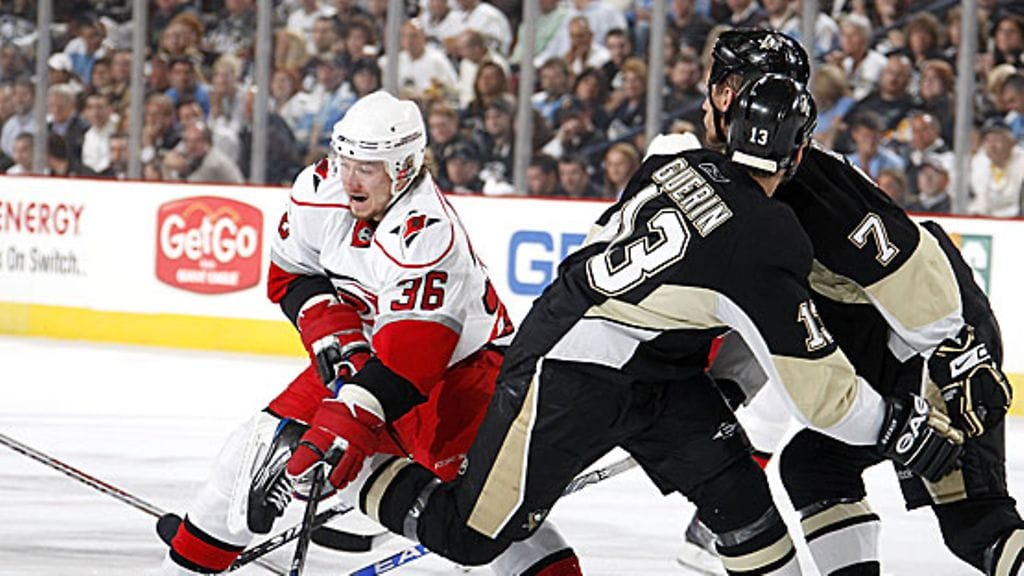 Jussi Jokinen ja Bill Guerin kamppailevat, kuva: Gregory Shamus/NHLI via Getty Images