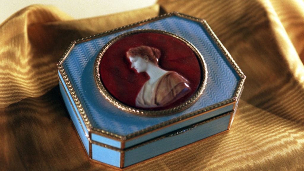 Pöytä- korurasia, jossa keisarinna Feodorovnan rintakuva.