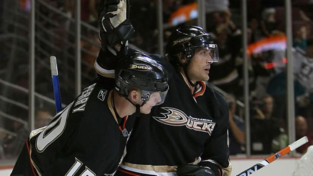 Teemu Selänne ja Corey Perry, kuva: Christian Petersen/Getty Images