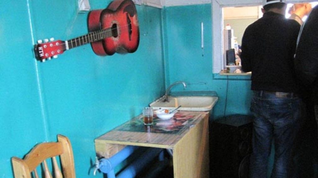 Lindroosin mielestä seinällä oleva kitara on ainoa asia, joka liittää Kyba-kahvilan Kuubaan.