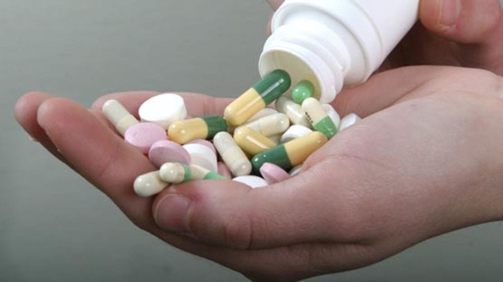 Lääkkeitä ei kannata popsia pieniin vaivoihin.