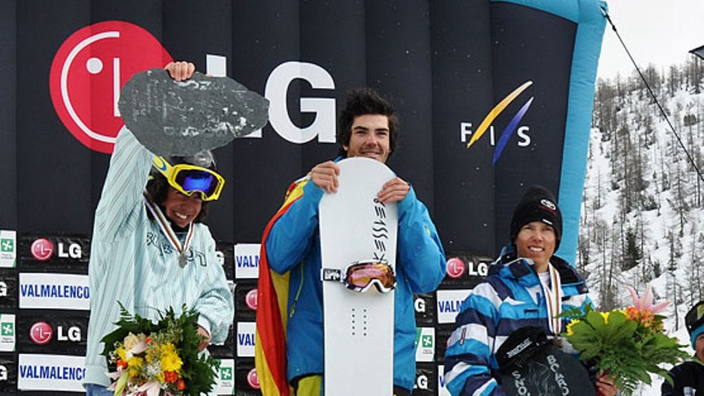 Elias Koivumaa (oik.) palkintokorokkeella Italiassa.