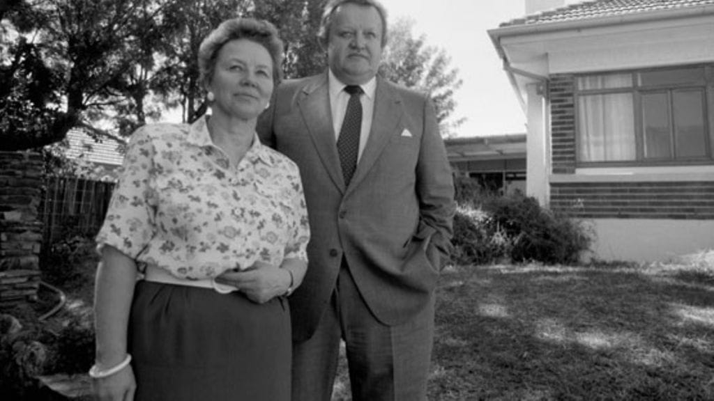 Eeva ja Martti Ahtisaari Windhoekin kotinsa edessä 1. huhtikuuta vuonna 1989.