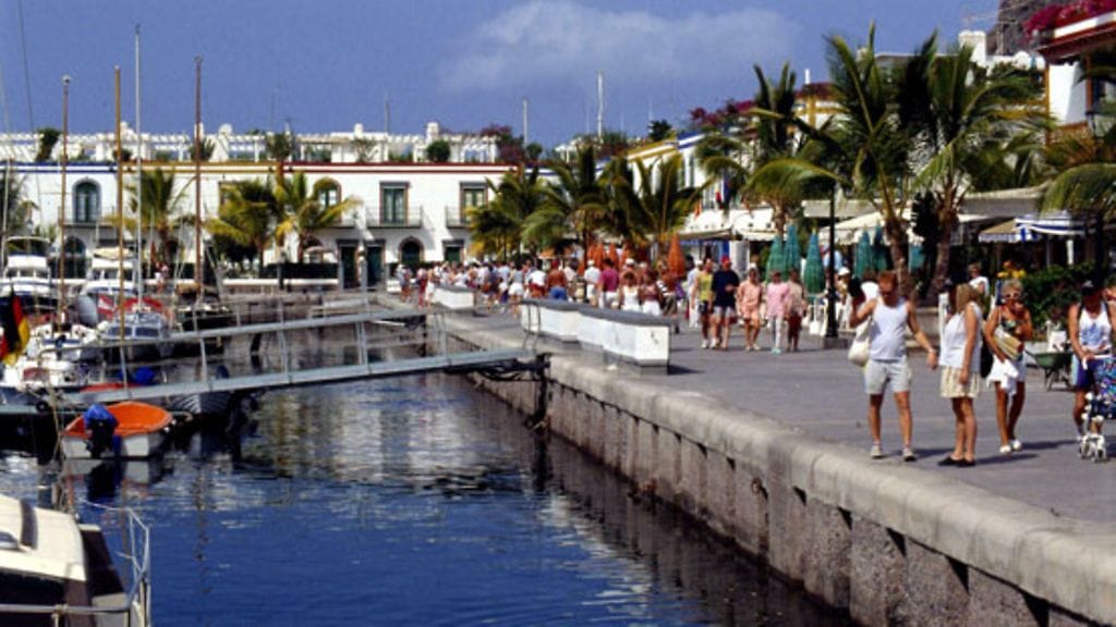 Gran Canaria on suomalaisten lomailijoiden suosiossa. Kuvassa Mogan rantabulevardi.