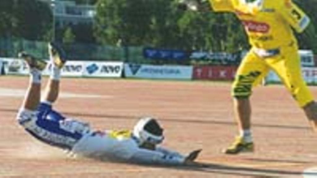 Oulu - pelaaja syöksyy kotipesään