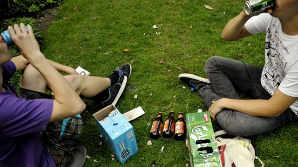 Alkoholin avoin käyttö julkisilla paikoilla ei ole aina ollut suotavaa. Kuvituskuva.