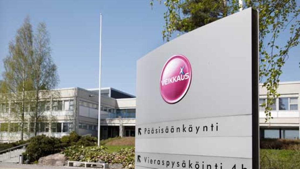 Veikkauksen pääkonttorilla vierailee iloisia ihmisiä.