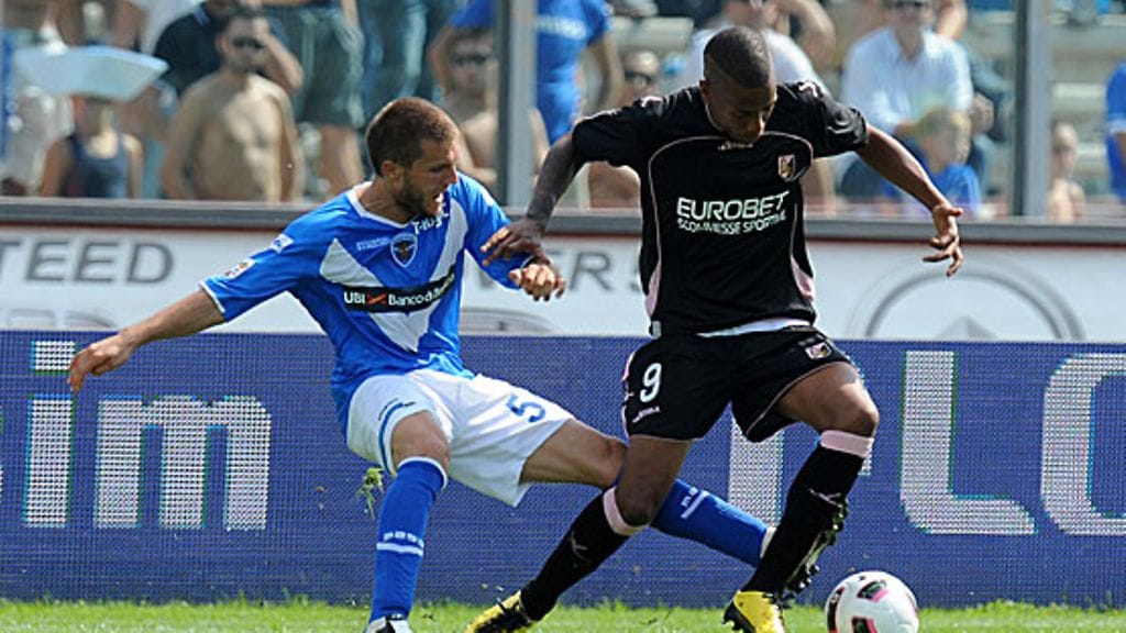 Perparim Hetemaj haastaa Palermon Abel Hernadezia. Kuva: Tullio M. Puglia/GETTY.