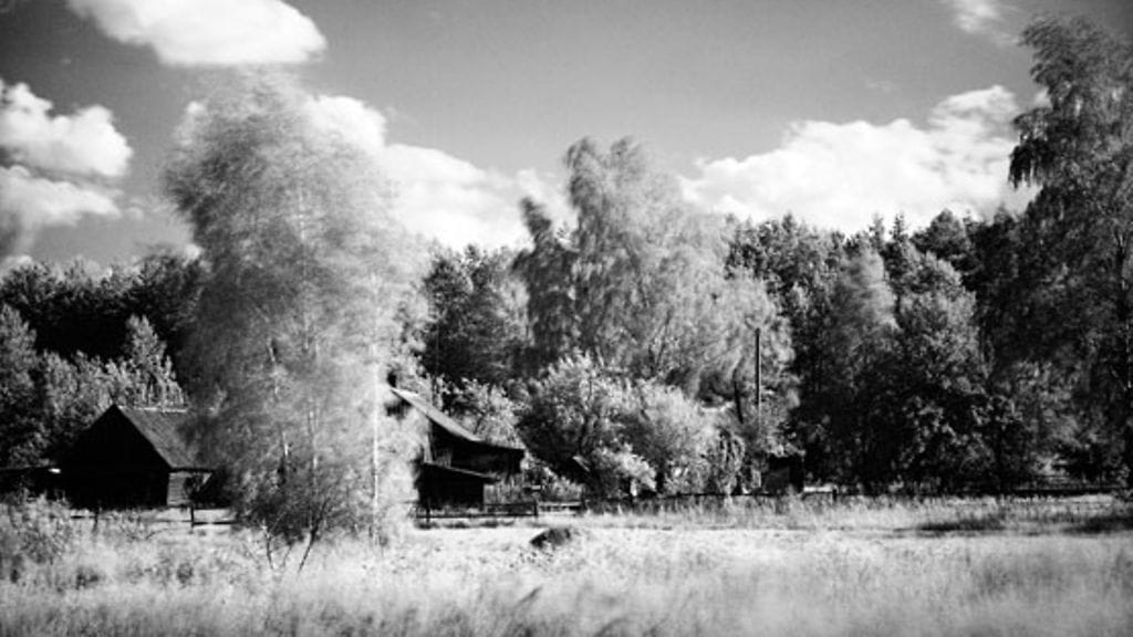 Kartanolaiset eivät juuri pitäneet yhteyttä muihin ihmisiin. Kylään erehtyvälle alettiin saarnata helvetistä. Kuvituskuva.