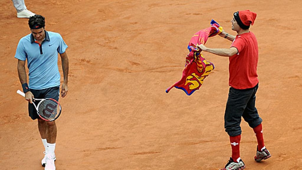 Roger Federer ja häirikkö. Kuva: Horacio Villalobos/EPA.