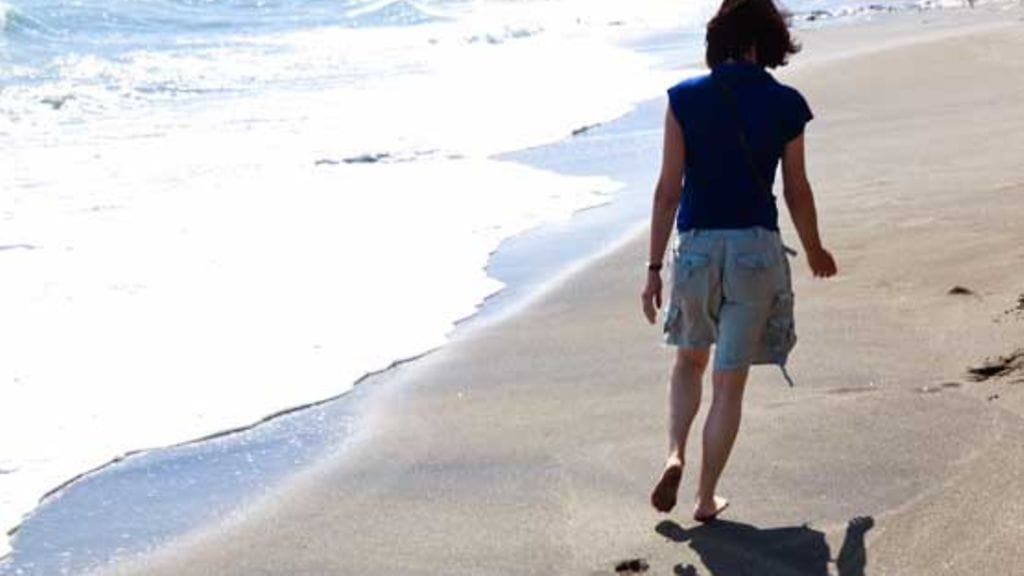 Eeva-Liisa kulkee ympäristön reaktioista huolimatta omia polkujaan. Kuvan henkilö ei liity haastatteluun.