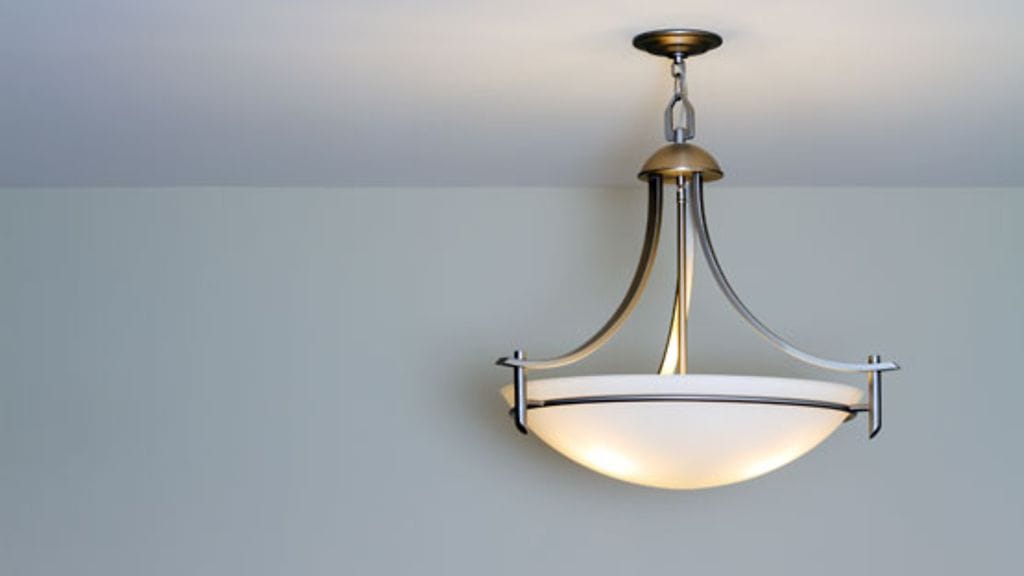 Sisustussuunnittelija kertoo, ettei yksi on/off-asentoinen kattolamppu tuo esiin sisustuksen parhaita puolia. Kuvituskuva.