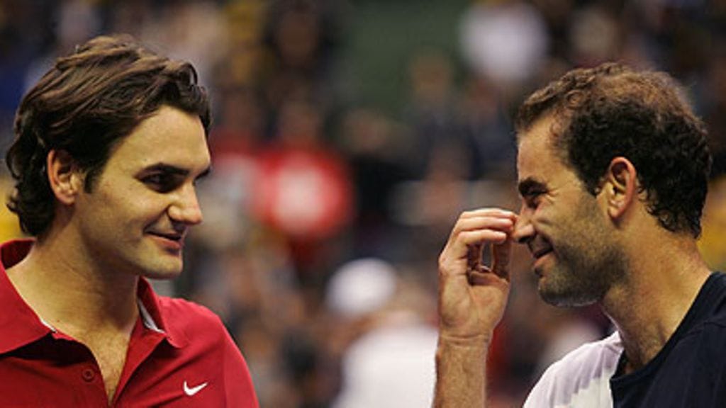 Pete Sampras (oik.) ja Roger Federer Soulin ottelun jälkeen, kuva: Chung Sung-Jun/Getty Images