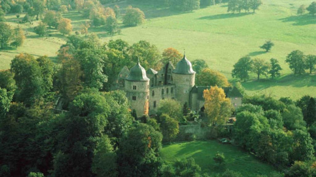 Schloss Sababurg tunnetaan myös Prinsessa Ruususen linnana.