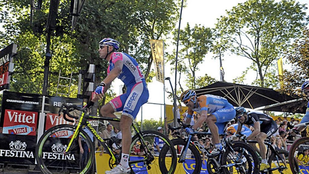 Alessandro Petacchi mankeloi Tourin keskiviikon etapille. Kuva: Nicolas Bouvy/EPA.