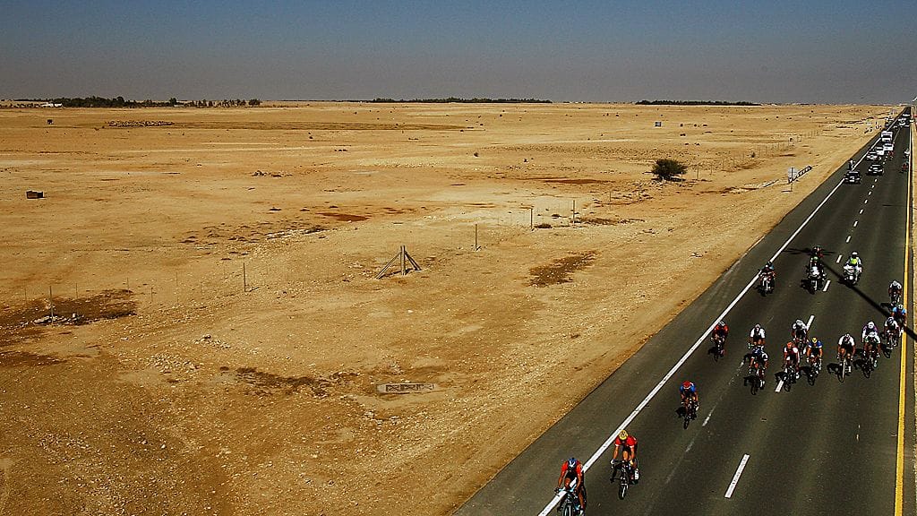 Kilpapyöräilijöitä Qatarin auringon paahteessa.