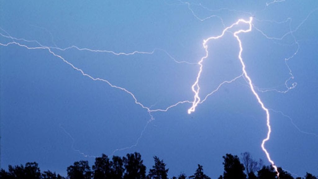 Salama hakeutuu maaston korkeimpaan kohtaan.