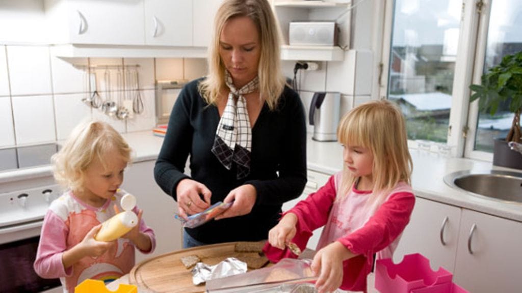 Sirpa Kuoppamäki kertoo, että saksalaisten ja suomalaisten äitien erot ovat kaventuneet vuosien aikana. Kuvituskuva.