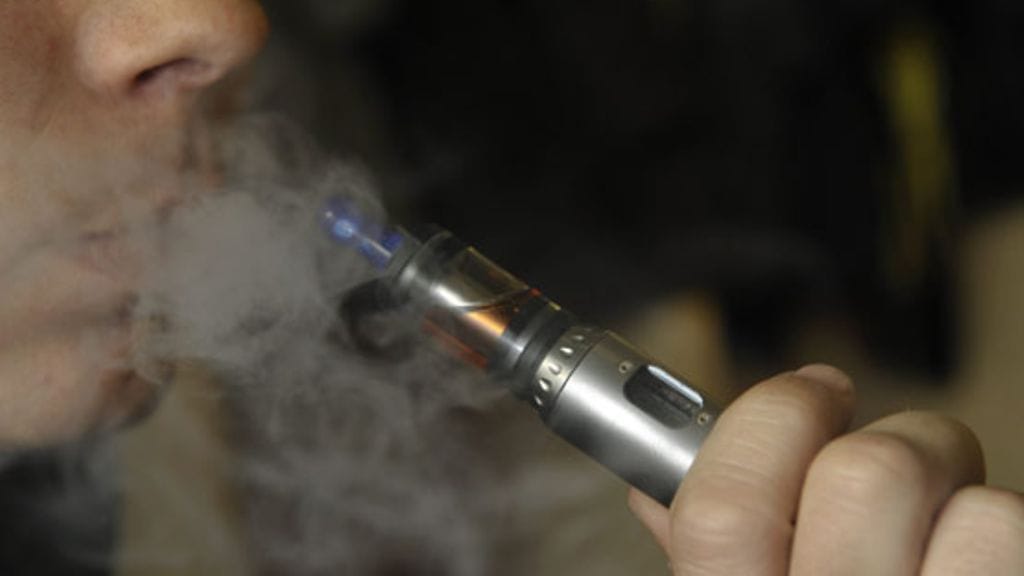 Lääkäri kertoo, että sähkötupakkaan lisätty glyseroli voi sairastuttaa tehohoitoa vaativaan rasvakeuhkokuumeeseen. Kuvituskuva.