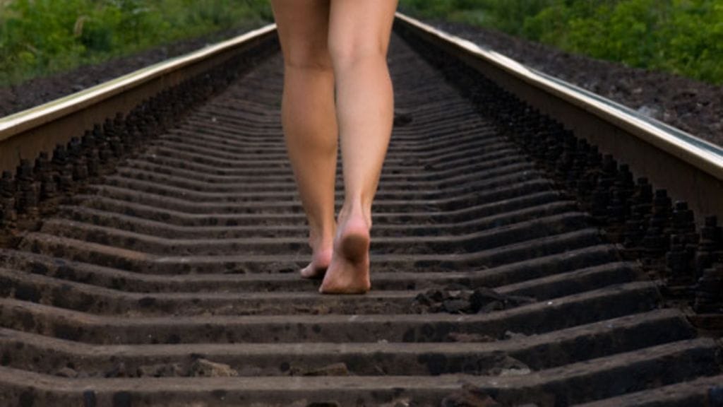 Elinan nuoruudessa käveltiin kiskoja pitkin paikasta toiseen. Kuvituskuva.